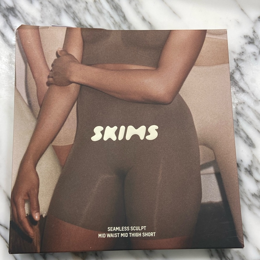 Skims seamless sculpt mid waist mid thing short